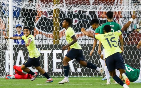 Jugadores de Ecuador celebran un gol ante Bolivia en el primer partido.