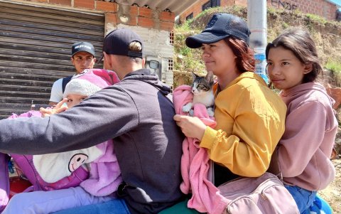 Una familia desplazada por la violencia en el Catatumbo regresa a su región este domingo en Ocaña (Colombia).