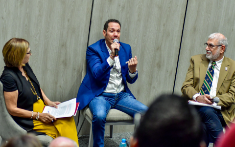 El autor junto a Ana Loor de Dahik y Alberto Dahik.