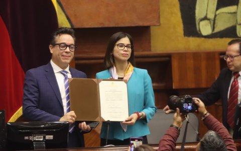 Roberto Romero von Buchwald fue oficializado como Superintendente de Bancos. La legisladora Esther Cuesta presidió la sesión de la Asamblea Nacional, este lunes 27 de enero.