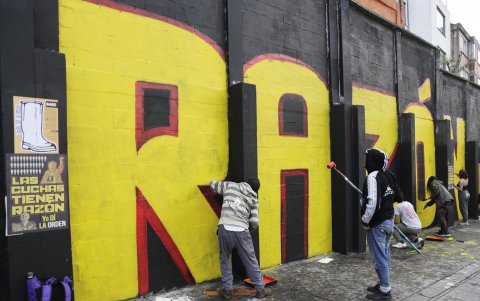 Colectivos artísticos pintaron un mural con la frase 'Las cuchas tienen razón', un homenaje a madres de víctimas del conflicto armado.