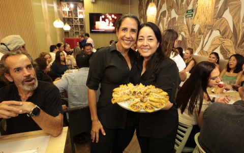 Las anfitrionas, Alberta Vallarino y Lupe Guitiérrez.