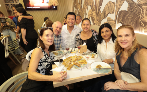 Pili Cordovez, Mario Serratore, Davie Cheung, Vanessa Lam, María Antonia de Serratore e Irene González.