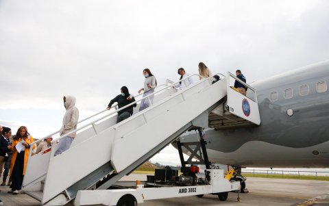 Migrantes descendiendo de un avión de la Fuerza Aérea Colombiana luego de ser deportados de Estados Unidos en Bogotá el 28 de enero de 2025.