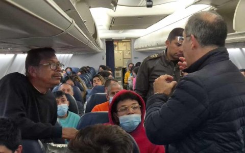 Las personas deportadas desde Estados Unidos en un vuelo de fuerza aérea de Colombia este martes.