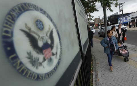 Ciudadanos colombianos solicitantes de visa de los Estados Unidos caminan afuera de la embajada estadounidense este lunes, en Bogotá (Colombia).