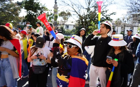 Venezolanos en la Plaza Grande recibiendo a Edmundo González.