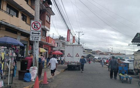 Invasión. Incluso en las aceras de calles aledañas y en zonas más residenciales se exhiben productos y todo tipo de comida.