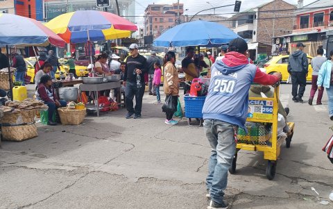 Dentro del recinto ferial, en un día miércoles, los espacios lucen abarrotados de comerciantes con y sin puestos establecidos.