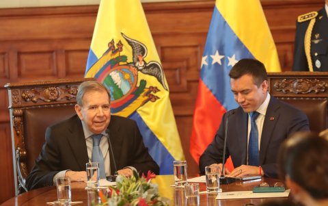Edmundo González Urrutia se reunió con Daniel Noboa en el palacio de Carondelet, en Quito.