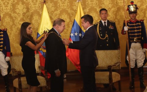 Noboa condecoró a González en Carondelet.