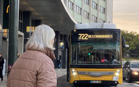 Una persona espera el autobús en la plaza del Marqués de Pombal, en el centro de Lisboa.