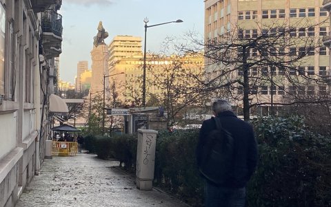 Un hombre camina hacia la plaza del Marqués de Pombal, en el centro de Lisboa.