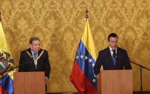 Edmundo González fue condecorado por Daniel Noboa, durante la visita que hizo el líder opositor de Venezuela a Ecuador.