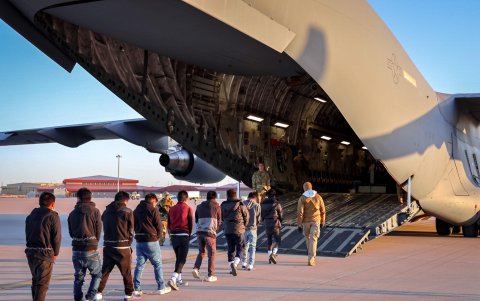 Foto tomada de la cuenta en X de la portavoz de la Casa Blanca, Karoline Leavitt, de migrantes ingresando a un avión para un vuelo de deportación.