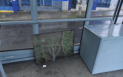 Daños en puertas, mobiliario y vidrios, así como la inseguridad en las paradas son las quejas más recurrentes.