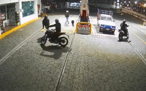 Robo capturado en video. Delincuentes fuertemente armados llegan en moto a una gasolinera.
