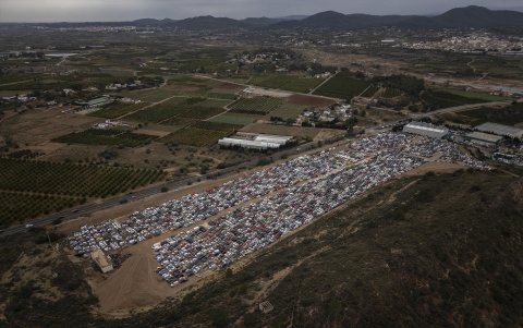 Cientos de coches afectados por la dana que permanecen en una campa en Benaguasil tras las riadas del 29 de octubre en Valencia.
