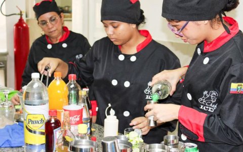 Oficio. Las personas becadas por la fundación aprenden oficios como gastronomía.