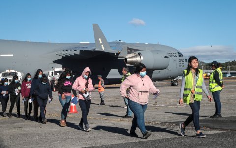 Los vuelos de migrantes deportados se han dado desde hace varios años, pero desde que asumió Trump tienen drásticas medidas. Foto de migrantes guatemaltecos llegando a su país.