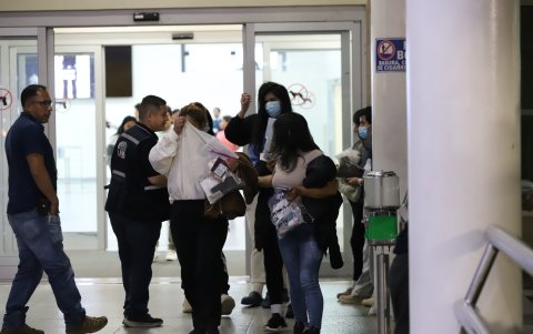 Migrantes deportados de EE. UU. llegan al aeropuerto José Joaquín de Olmedo en Guayaquil, donde fueron recibidos por brigadas del gobierno ecuatoriano.