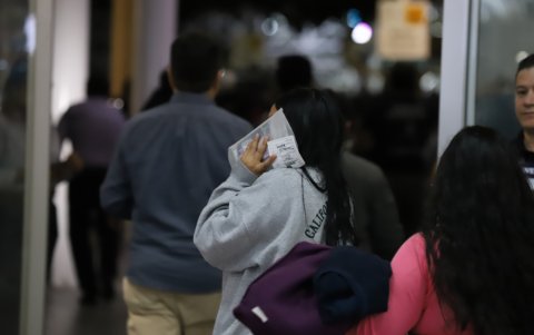Familias completas, incluyendo niños, abandonan el aeropuerto José Joaquín de Olmedo en busca de su próximo destino tras ser deportados.