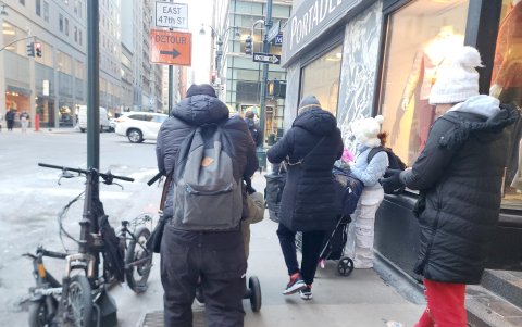 Varios padres esperan con sus hijos al autobús escolar el pasado lunes en Nueva York (EE.UU.).