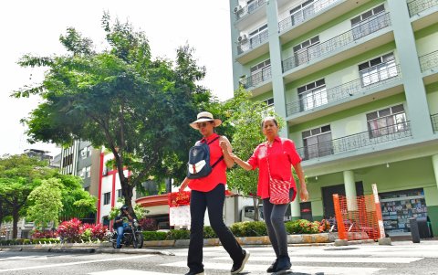 Transeúntes con prendas rojas este 29 de enero.