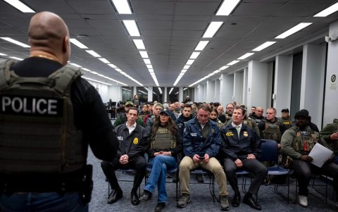 Agentes del Servicio de Control de Inmigración y Aduanas (ICE) durante una reunión precvia a un operativo este martes, en Nueva York (EE.UU.).