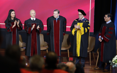 Edmundo González (centro) junto a autoridades de la UDLA, María Gabriela Hidalgo, Carlos Larreátegui, Gonzalo Mendieta y Diego Buenaño.