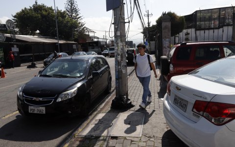 En el centro de Cumbayá las aceras son angostas y es común ver autos estacionados.