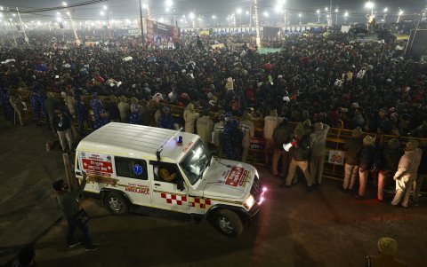 El personal de la policía se reúne alrededor de la multitud en el lugar de la estampida en medio del festival Maha Kumbh Mela en Prayagraj el 29 de enero de 2025.