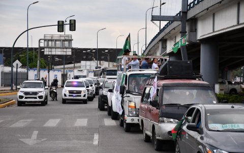 Andrea González es retirada de su caravana en Machala tras recibir una amenaza telefónica durante su recorrido por la ciudad.