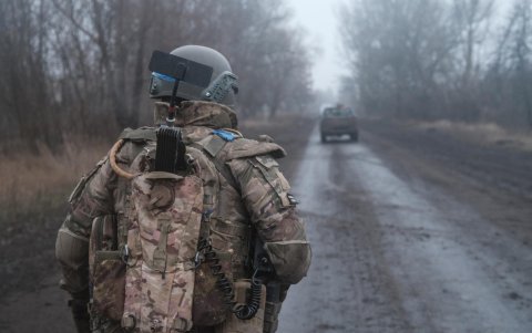 Un soldado de la brigada 13 NGU patrulla una carretera en Lipsy, Ucrania cerca del frente ante Rusia este martes.