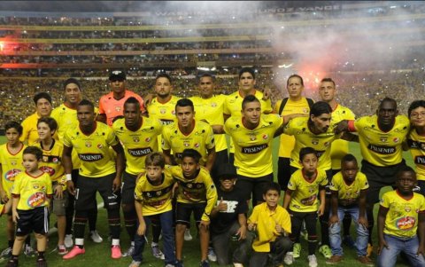 Richard Calderón y Ronaldinho en la Noche Amarilla del 2016.