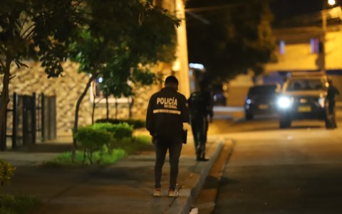 Agentes especializados recogen pruebas y testimonios en el lugar del tiroteo, mientras se investiga el posible vínculo con bandas delincuenciales.