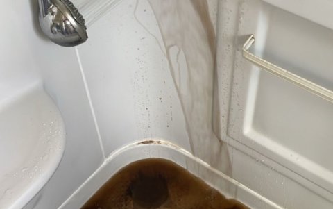 Luego de la suspensión, el agua contaminada salió de los grifos y duchas, reportó una usuaria en San Antonio de Pichincha.