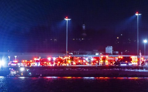 Equipos de rescate se reúnen para responder a un accidente aéreo en el río Potomac, cerca del Aeropuerto Nacional Ronald Reagan en Washington, DC.