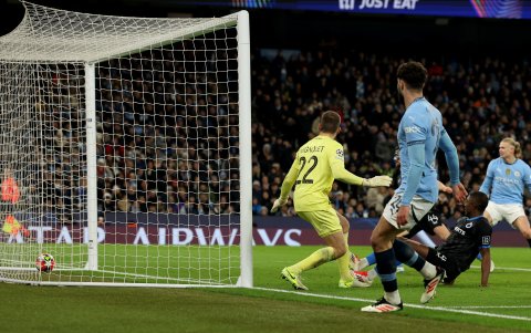 Joel Ordonez, de Brujas, metió un gol en contra en el partido contra Manchester City