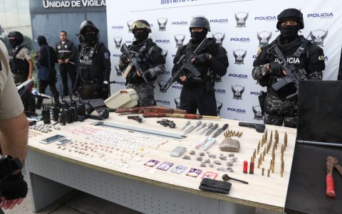 La Policía incautó armas de fuego de fabricación artesanal, dosis de drogas y otros elementos.