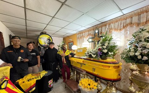 El padre Malavé dio a misa y la Sur Oscura cantó en el adiós de Eduardo Campuzano.