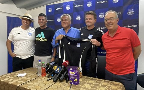 Cristian Nasuti (CD) recibió la camiseta de Emelec por parte del presidente César Avilés