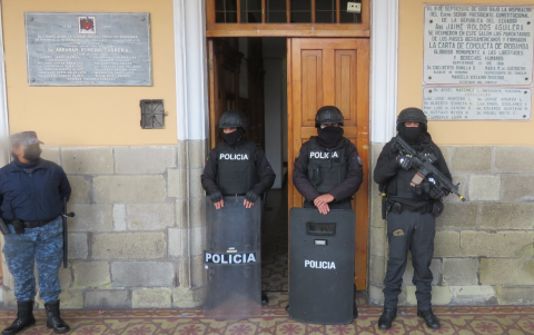 Varios documentos y CPU fueron incautados en el edificio municipal durante los allanamientos.