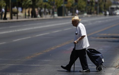 Un hombre camina por una calle este miércoles, en Santiago (Chile).
