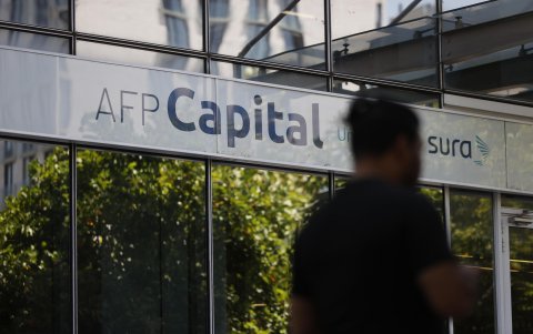 Un hombre camina frente a una sucursal de la Administradora de Fondos de Pensiones (AFP) este miércoles, en Santiago (Chile).