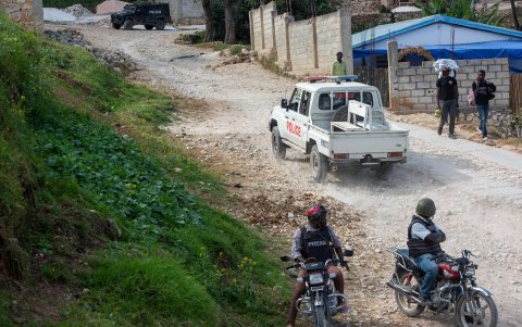 Agentes de la Policía Nacional Haitiana (PNH) vigilan en una comuna este miércoles, en Kenscoff (Haití).