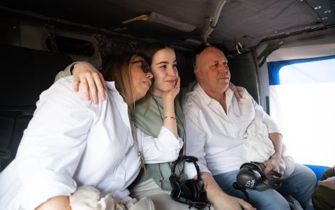 El grupo islamista Hamás entregó a la soldado israelí Agam Berger a la Cruz Roja en una ceremonia con escenario y público en una plaza devastada de la localidad de Yabalia, en el norte de Gaza.