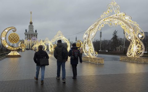Moscú. Varias personas caminan a cielo abierto en un día de invierno pero con temperaturas altas.