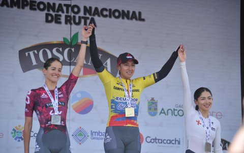 Miryam Núñez, campeona en la contrarreloj del Campeonato Nacional de Ruta 2025, celebra su victoria en Atuntaqui, demostrando su talento y consistencia.
