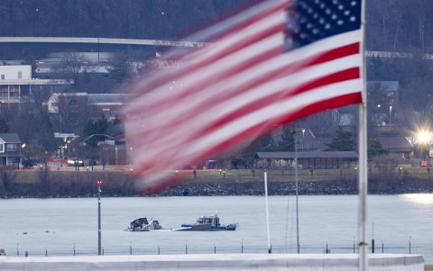 Equipos de recuperación buscan restos del avión comercial que chocó con un helicóptero militar cerca al Aeropuerto Nacional Ronald Reagan en Arlington, Virginia, EE.UU., el 31 de enero de 2025.